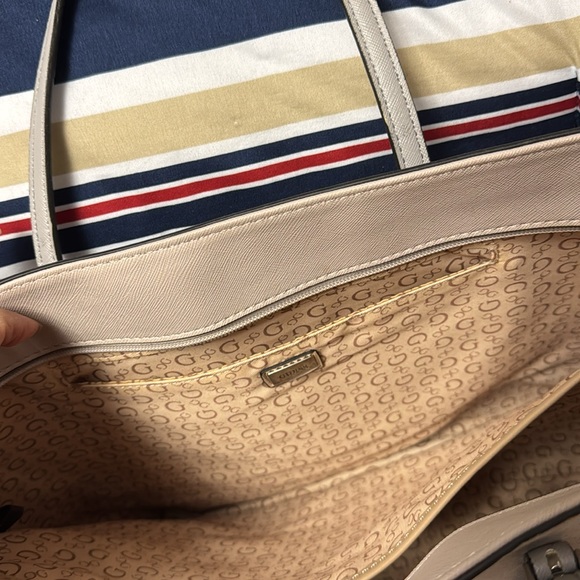 Guess hand bag in great condition - Picture 3 of 4